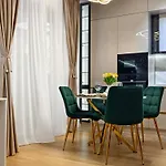 Art Deluxe 2 - Private Parking Apartment *