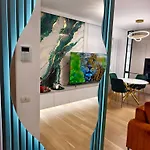 Art Deluxe 2 - Private Parking Apartment