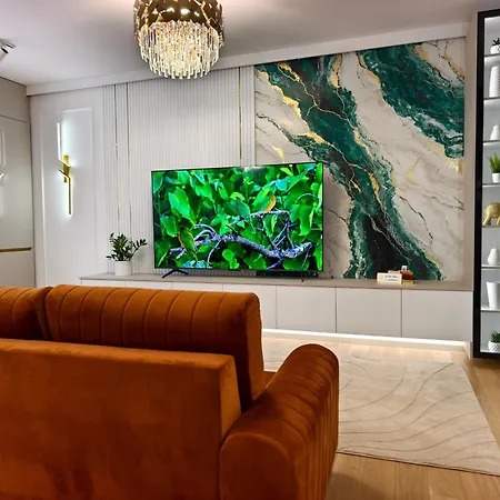 Art Deluxe 2 - Private Parking Apartment